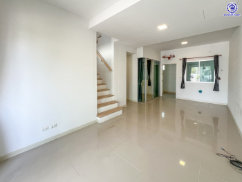 *****ทาวน์เฮ้าส์มือสอง โครงการ พฤกษาวิลล์ ลาดกระบัง-ประชาพัฒนา เนื้อที่ 21.70 ตร.ว. พื้นที่ใช้สอย 120 ตร.ม. ฟังก์ชัน 4 ห้องนอน 2 ห้องน้ำ 1 ที่จอดรถ ตั้งบนทำเลดี หน้าโครงการติดถนนใหญ่ "ลาดกระบัง" ใกล้สนามบิน "สุวรรณภูมิ" เชื่อมต่อถนนประชาพัฒนา, ถนนหลวงแพ่ง, ถนนลาดกระบัง, ถนนกิ่งแก้ว ใกล้รถไฟฟ้าแอร์พอร์ตลิ้งค์ "สถานีลาดกระบัง" และจุดขึ้นมอเตอร์เวย์ "กรุงเทพ-ชลบุรี"